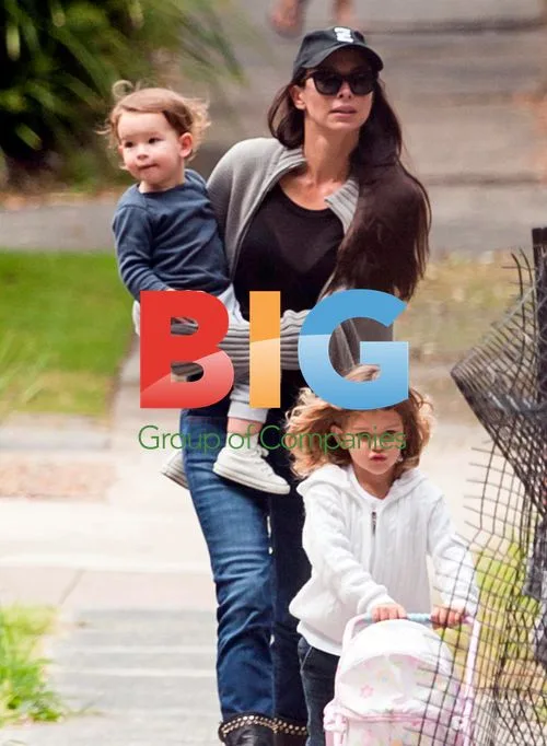 Erica Packer plays with kids in Sydney