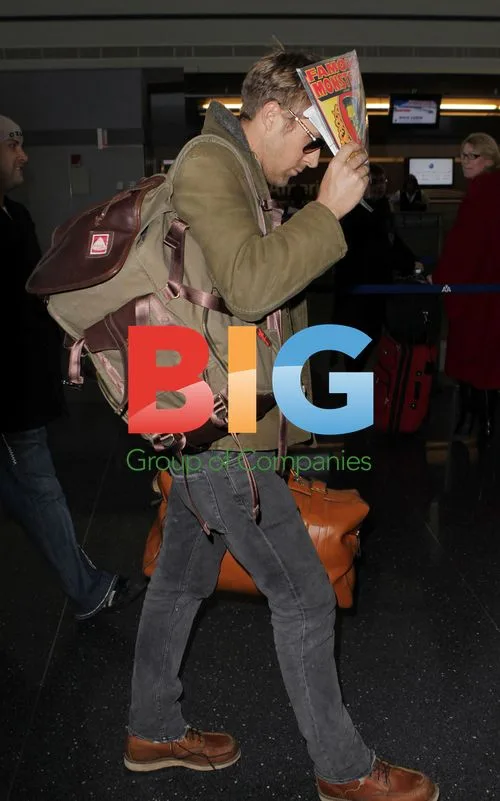 Ryan Gosling Hides Face at Airport