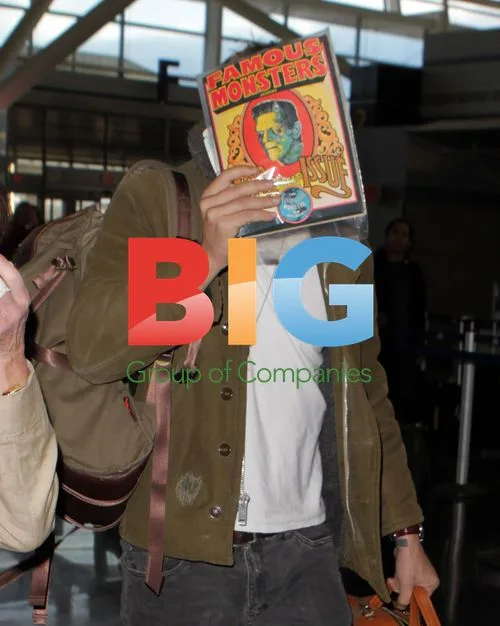 Ryan Gosling hides face at NY airport