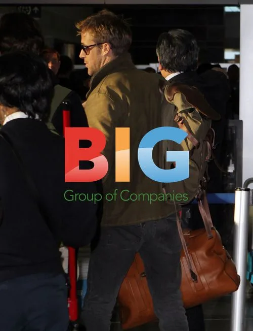 Ryan Gosling Hides Face at Airport