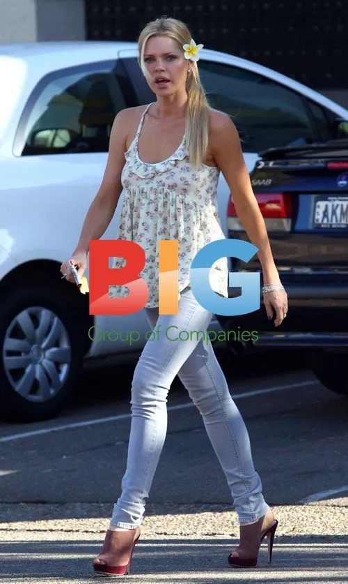 Sophie Monk Shopping in Sydney