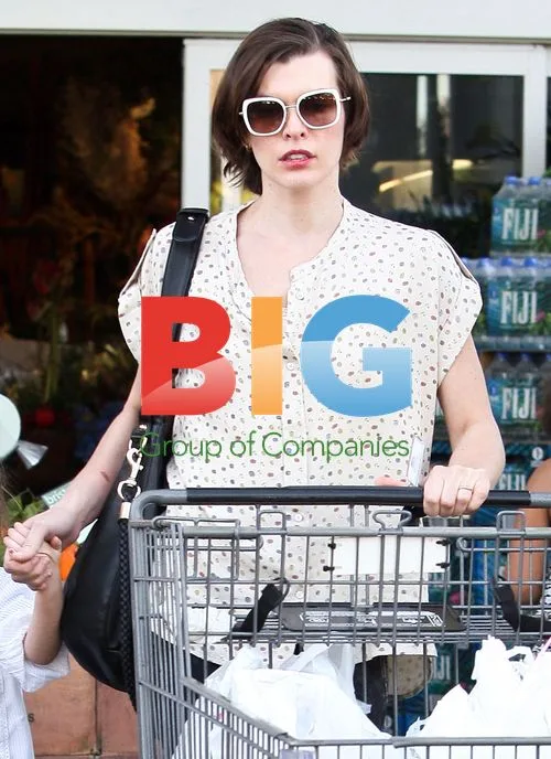 Milla Jovovich & Daughter Grocery Run