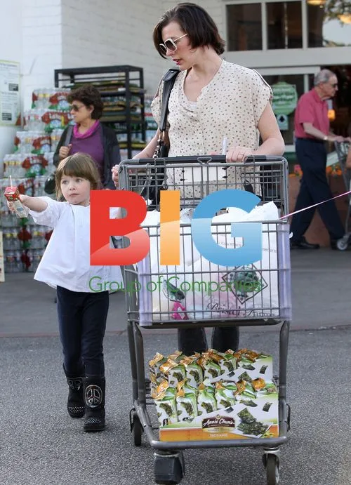 Milla Jovovich & Daughter Grocery Shopping