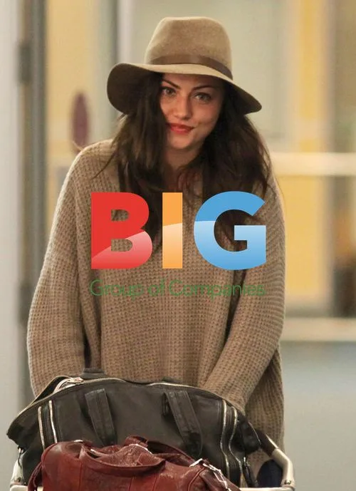 Phoebe Tonkin at Vancouver Airport