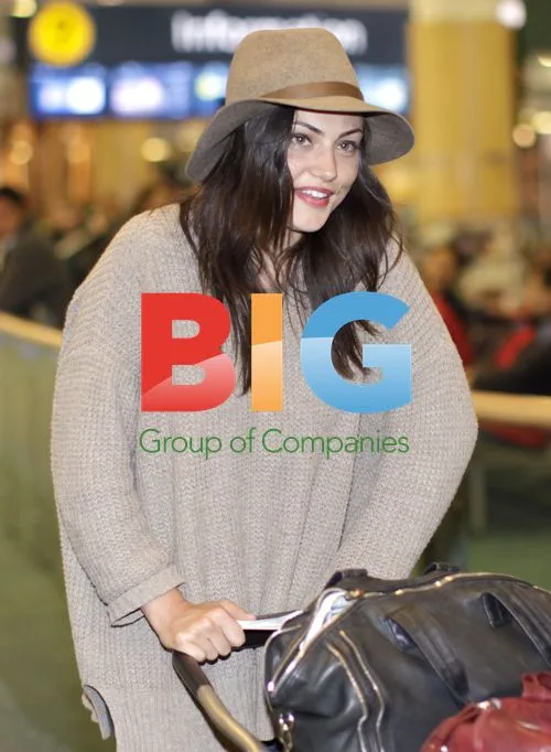 Phoebe Tonkin at Vancouver Airport