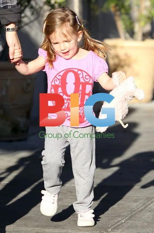 Jennifer Garner & Daughter Out for Breakfast