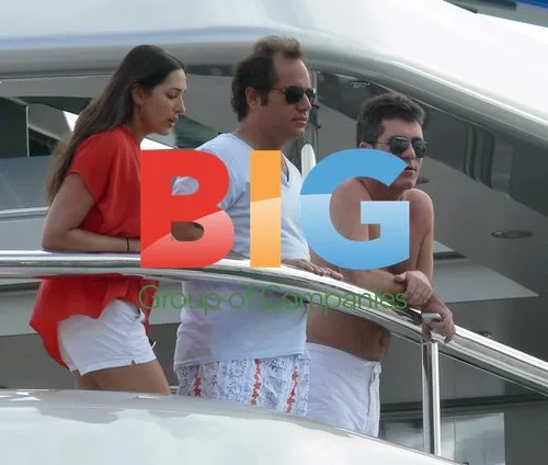 Simon Cowell relaxes on luxury yacht