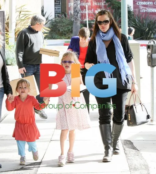 Jennifer Garner with daughters in Santa Monica