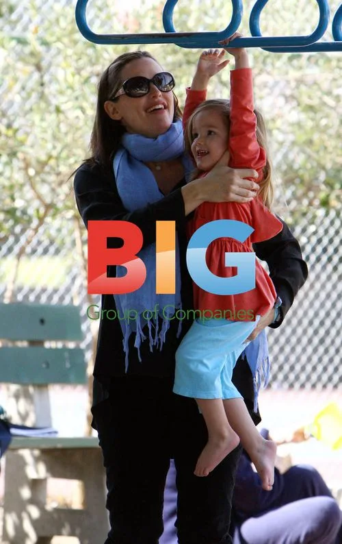 Jennifer Garner with daughters at park