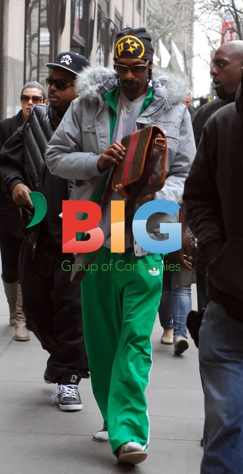 Snoop Dogg outside NYC Hotel