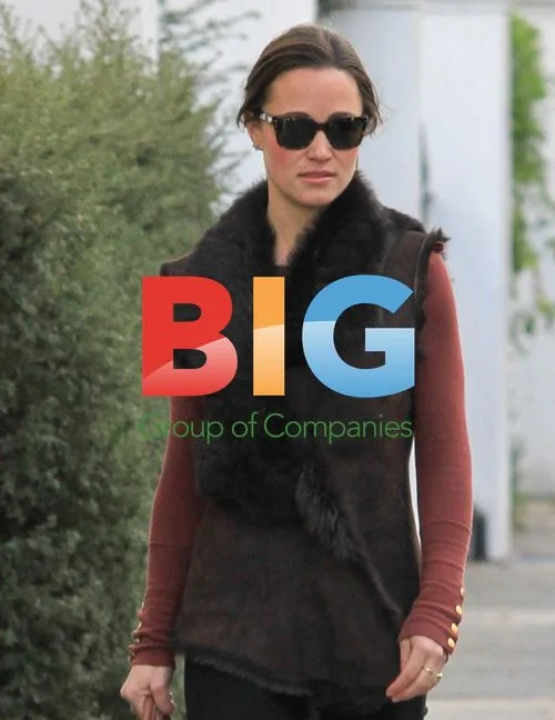 Pippa Middleton Walks to Work