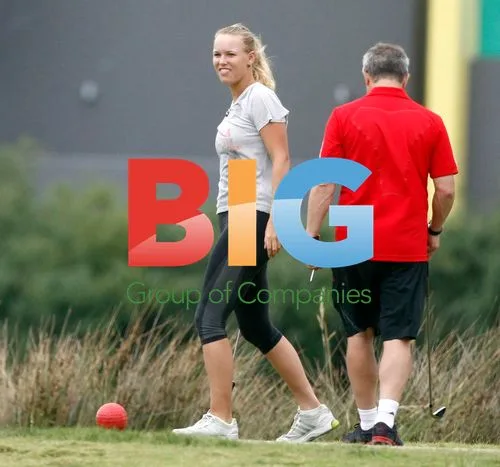 Caroline Wozniacki plays golf in Perth