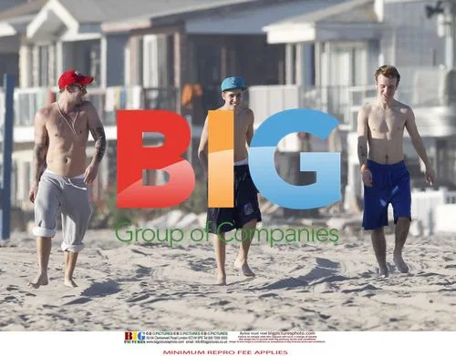 Justin Bieber and Dad Jeremy Have Lively Beach Day