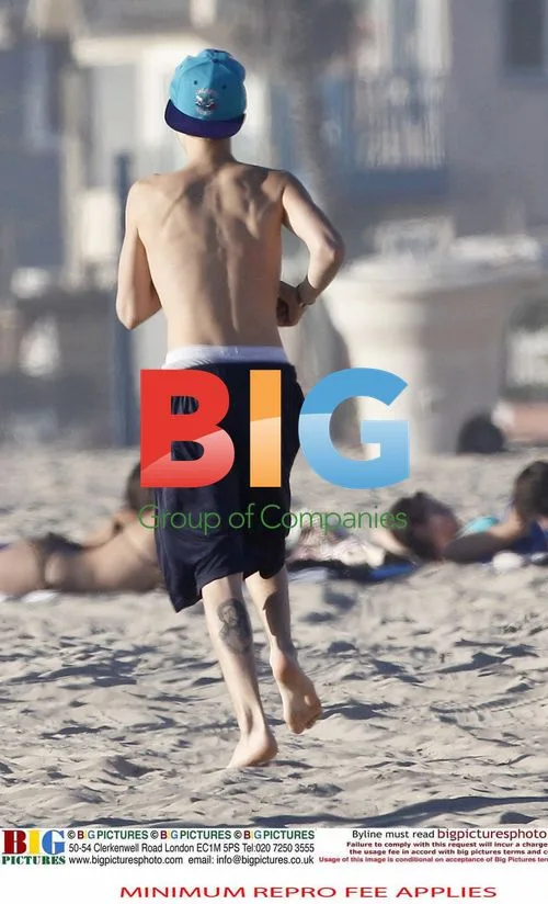 Justin Bieber and Dad Jeremy Enjoy Beach Day