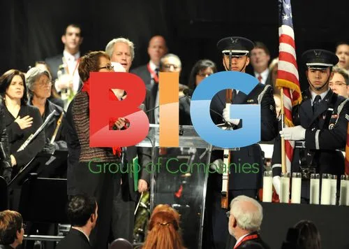 Giffords leads Pledge at Tucson vigil