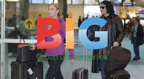 Shannon Tweed and Gene Simmons at Vancouver Airport
