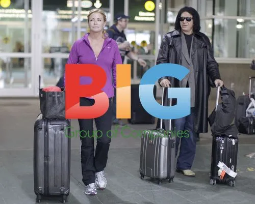 Shannon Tweed and Gene Simmons at Vancouver Airport
