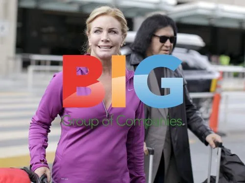 Shannon Tweed and Gene Simmons at Vancouver Airport