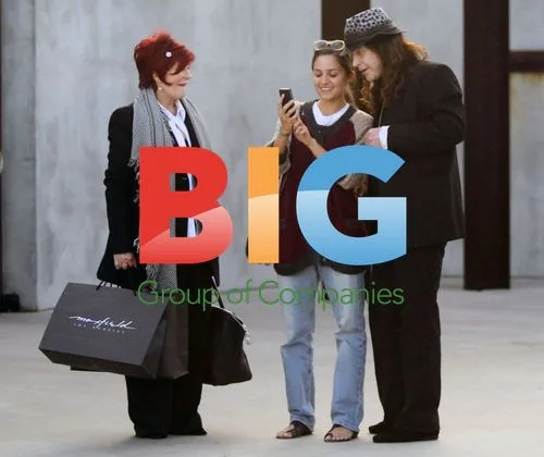 Kelly Osbourne Out Shopping with Parents