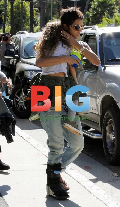 Halle Berry Shopping with Daughter