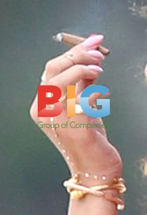 Rihanna Smokes on Hawaii Vacation