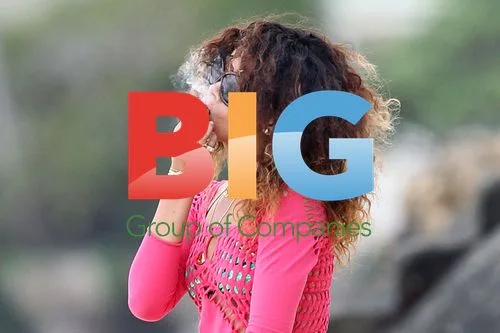 Rihanna Continues Hawaii Vacation