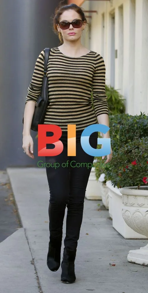 Rose McGowan Visits Salon in West Hollywood