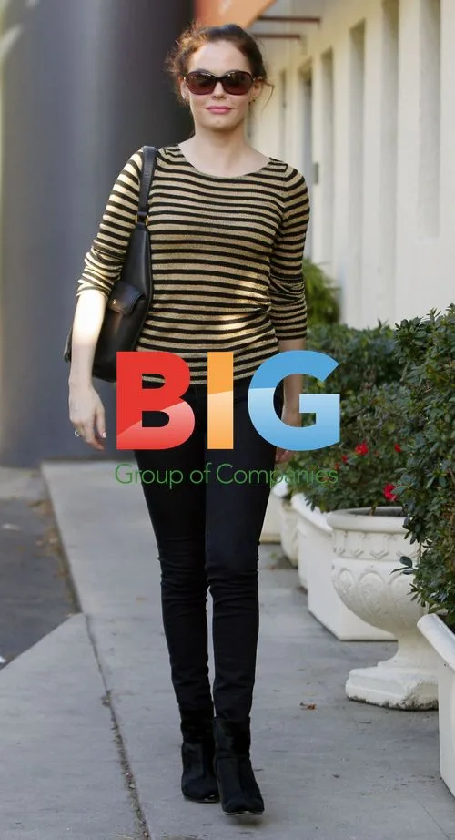 Rose McGowan arrives at salon