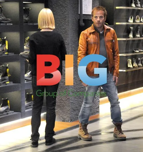 Stephen Dorff goes shopping in Milan