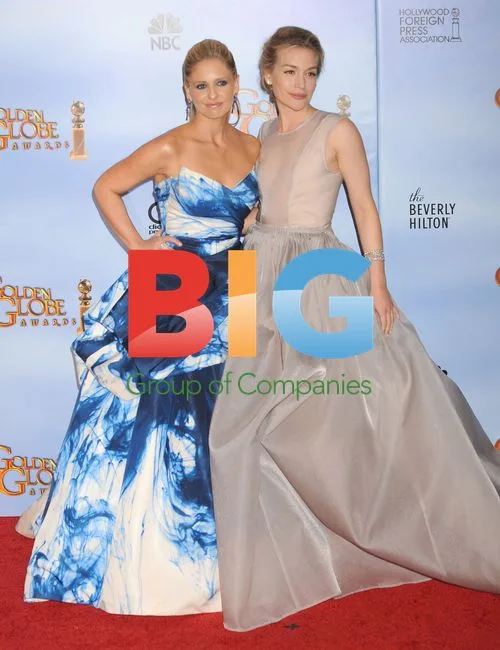 Sarah Michelle Gellar & Piper Perabo at Golden Globes