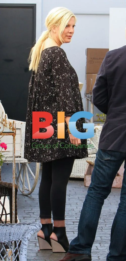 Tori Spelling & Dean Shop at Boutique