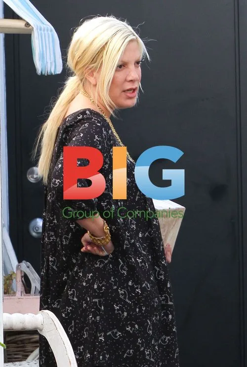 Tori Spelling visits her boutique