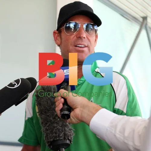 Shane Warne arrives in Perth