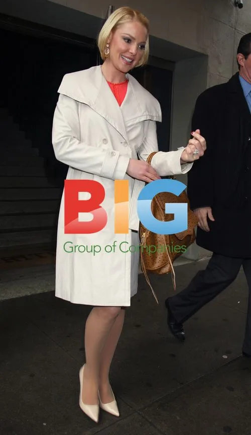 Katherine Heigl out with adopted daughter