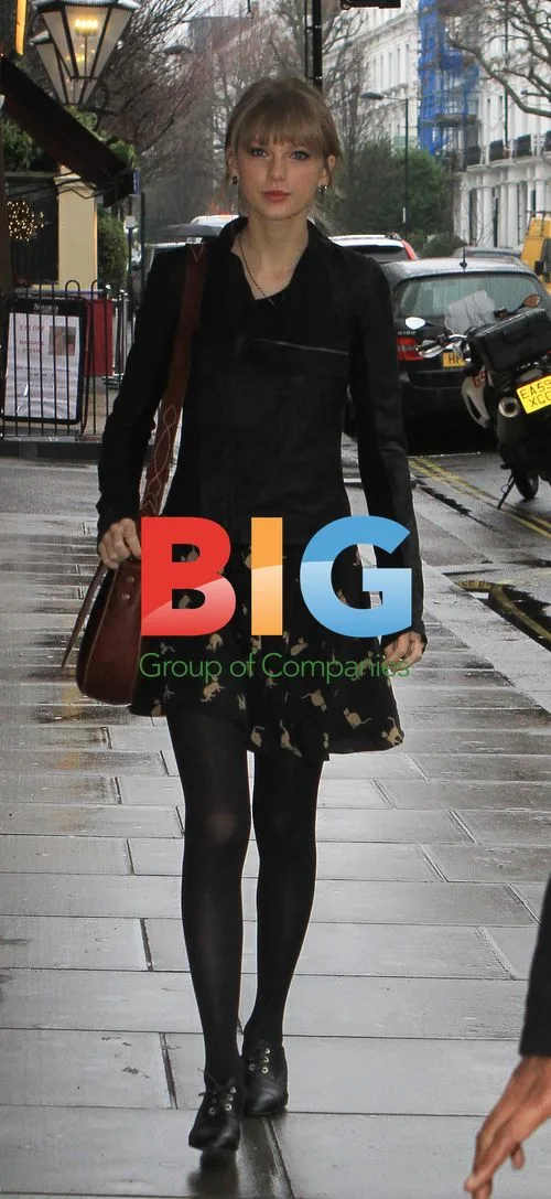 Taylor Swift Shopping in London