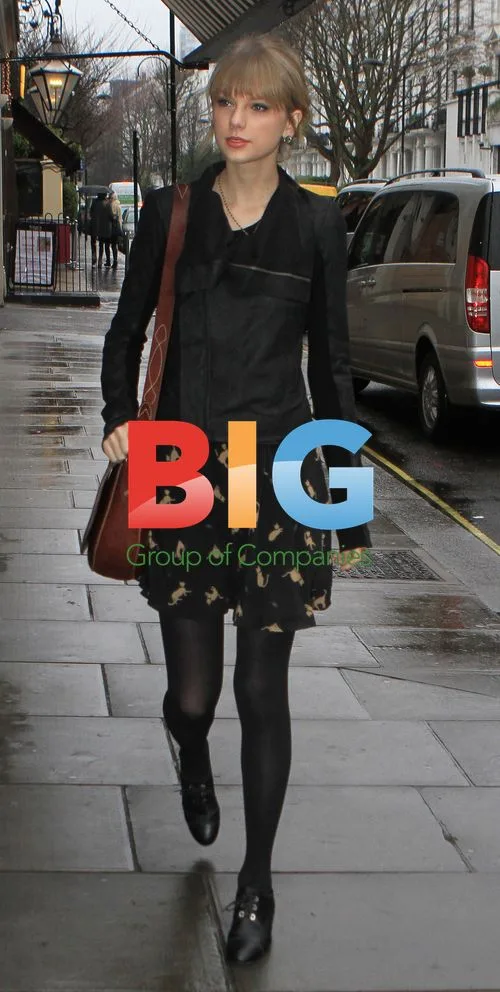 Taylor Swift Shopping Trip in Mayfair