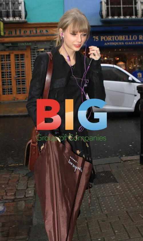 Taylor Swift Shopping in London