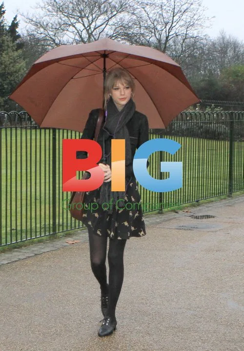 Taylor Swift visits Hyde Park in London