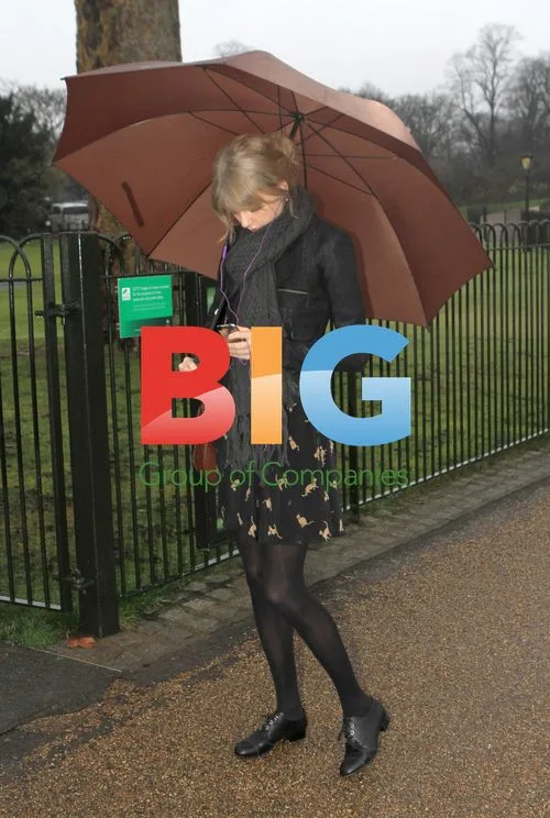 Taylor Swift strolls in London