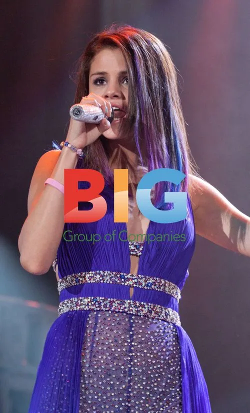 Selena Gomez Performs in Mexico City