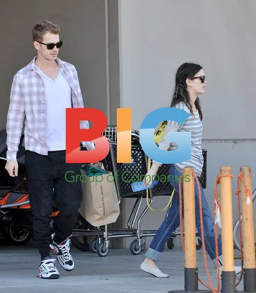 Rachel Bilson and Hayden Christensen Shopping
