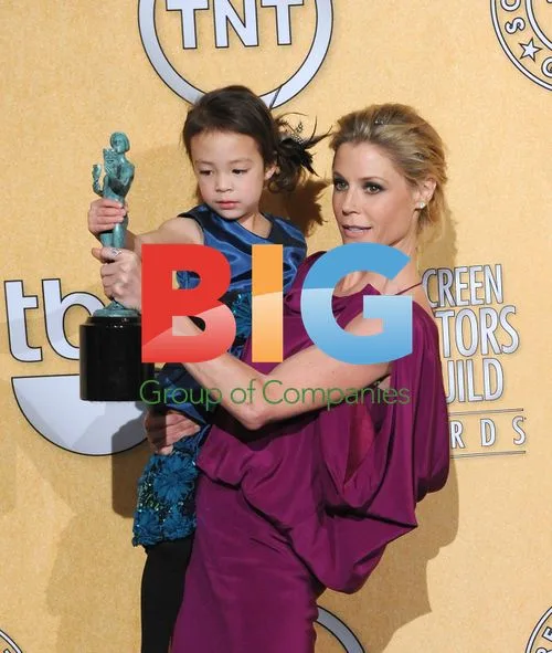 Aubrey Anderson-Emmons and Julie Bowen at SAG Awards 2012