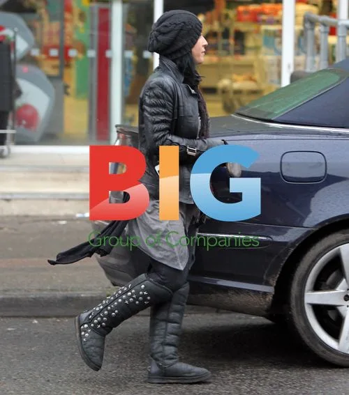 Jessie Wallace Out Shopping