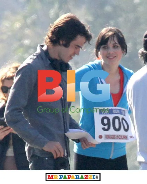 Zooey Deschanel and Hannah Simone on 'New Girl' set