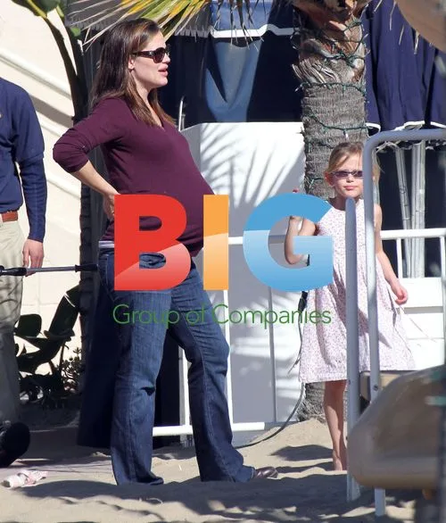Jennifer Garner with daughters at the beach