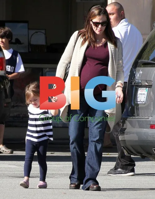 Jennifer Garner with daughters in Santa Monica