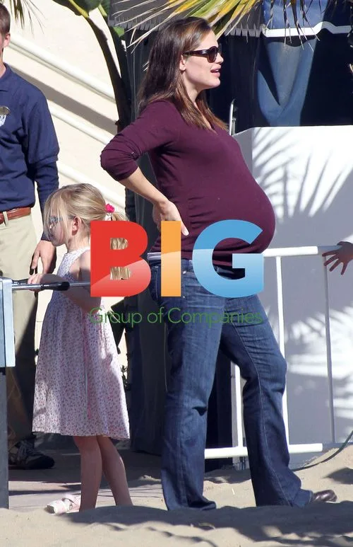 Jennifer Garner with Daughters at Beach