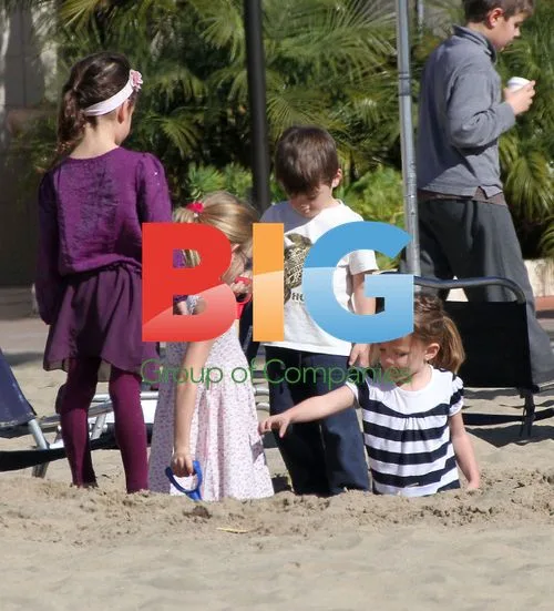 Jennifer Garner with daughters at the beach