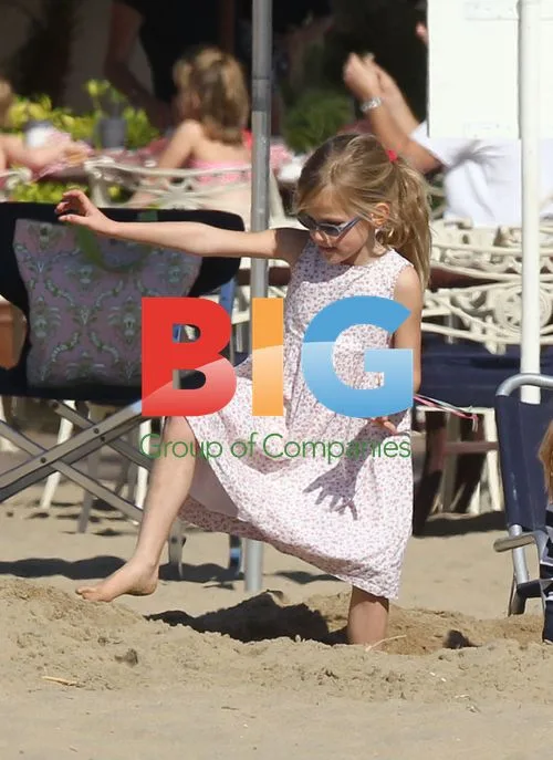 Jennifer Garner with daughters in Santa Monica