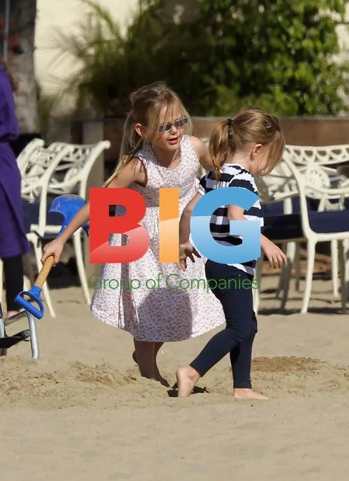 Jennifer Garner with Daughters in Santa Monica